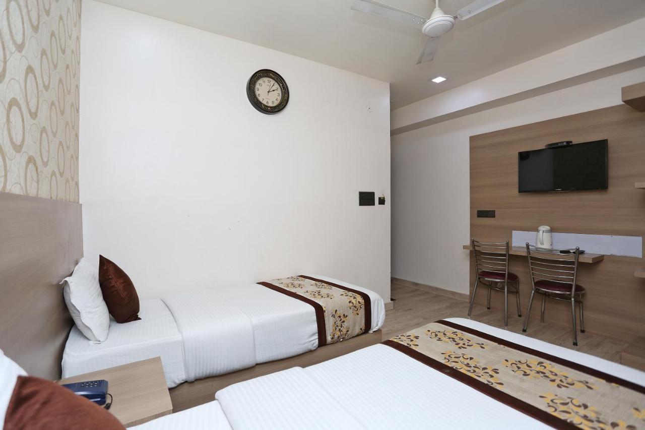 Capital O 5663 Gs Inn Chinhat Екстер'єр фото